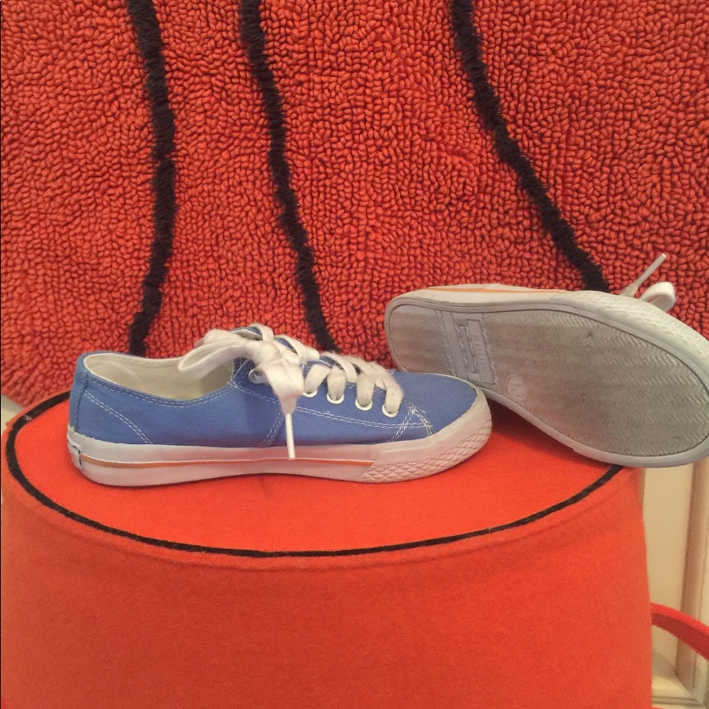 Ruum Blue Canvas Sneakers.